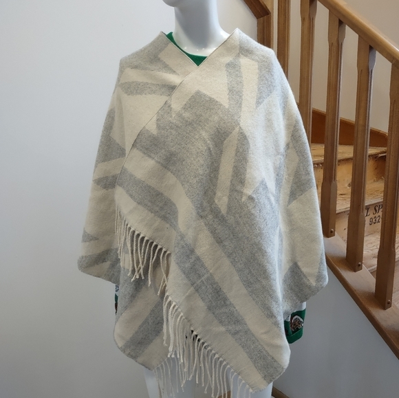 Bnwt R W AND CO WRAP - Picture 2 of 6